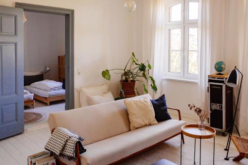 sala de estar con sofá y ventana en Lehrerwohnung, 