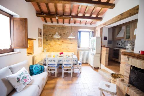 a living room with a table and a kitchen at BorgoCuore in Todi
