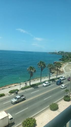 - Vistas a una autopista con coches y al océano en Sturning Ocean View., en Santo Domingo