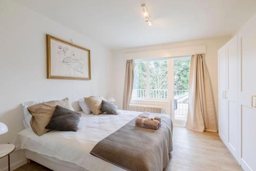 una camera da letto con un grande letto bianco e una finestra di Luxury Leie View a Gand