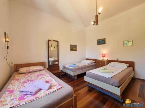 una camera con due letti e uno specchio di Apartment in Njivice - Insel Krk 47347 a Njivice