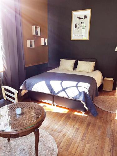 um quarto com uma cama e uma mesa em Monsieur Michel em Dinant