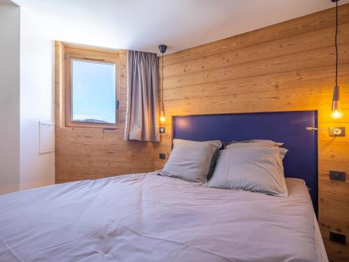 a bedroom with a large bed with a wooden wall at Appartement Avoriaz, 4 pièces, 8 personnes - FR-1-314-129 in Avoriaz