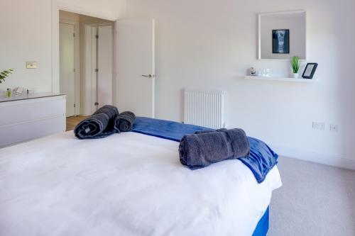 a bedroom with a bed with towels on it at Stevenage Luxury 1 Bed Apartment Sleeps 4 WIFI Free Parking Secure by JM Short Lets in Stevenage