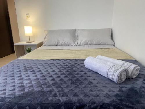 1 cama con 2 toallas en el suelo en comoda casa para descansar, en Manizales