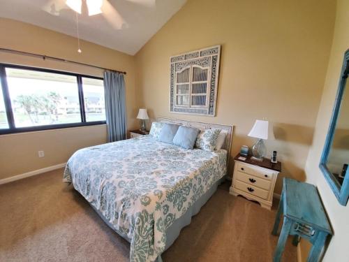 1 dormitorio con cama y ventana grande en Summerhouse 433, en St. Augustine