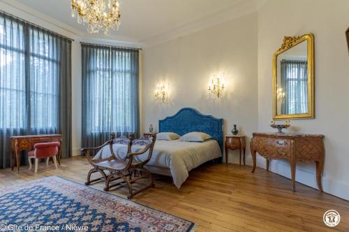 Ένα ή περισσότερα κρεβάτια σε δωμάτιο στο Château des Métairies