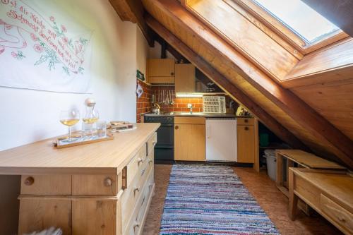 a kitchen with an attic with a skylight at Chasa Rosa in Vna