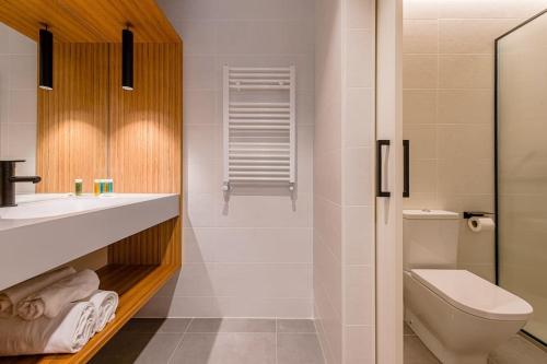 ein Bad mit einem WC, einem Waschbecken und einer Dusche in der Unterkunft Hermoso estudio en Legazpi °2 in Madrid