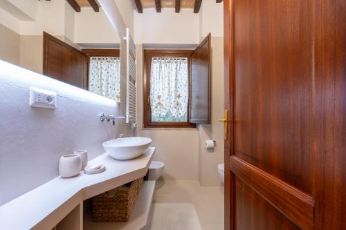 een badkamer met een wastafel en een toilet bij Casale Corciano in Ellera