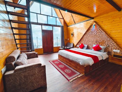 um quarto com uma cama e uma escada num quarto em Snowind Cottages em Kūfrī