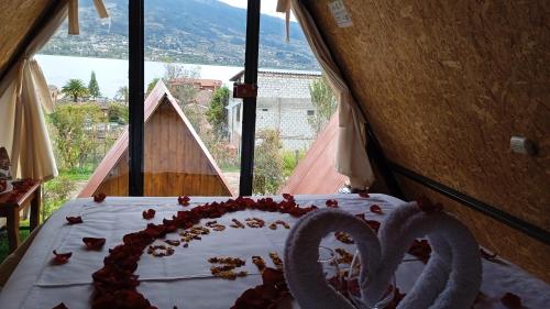 a table with a cake with the number on it at Hospedaje Campo Lago y Glamping in Otavalo