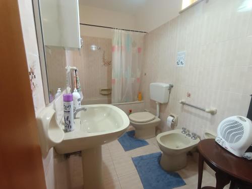 ein Bad mit einem Waschbecken und einem WC in der Unterkunft ALLOGGIO DEI MILLE in Palermo