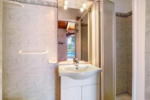 a bathroom with a sink and a shower at Casa da Maria Teresa V2 in Santa Catarina da Fonte do Bispo