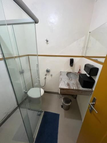 Ένα μπάνιο στο History Hostel