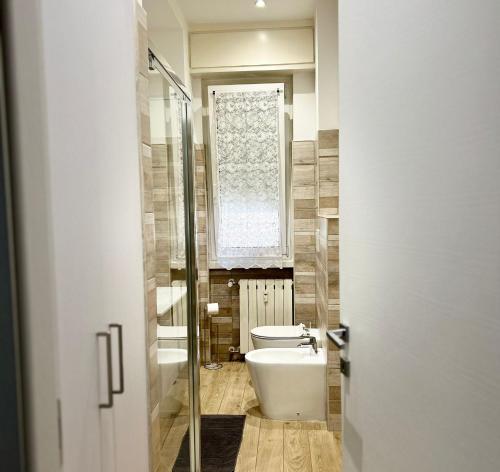 uma casa de banho com um WC, uma banheira e um lavatório. em Lovely 2 room apartment with small garden em Milão