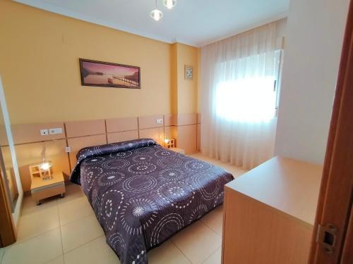 - une chambre avec un lit et une fenêtre dans l'établissement ACV - Aguamarina - 2 linea planta 6 sur, à Oropesa del Mar