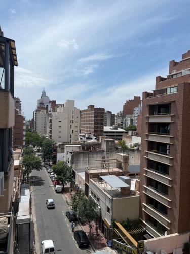 uitzicht op een stad met gebouwen en een straat bij TREJO Nueva Córdoba - A metros del Hospital Allende y Oulton in Cordoba