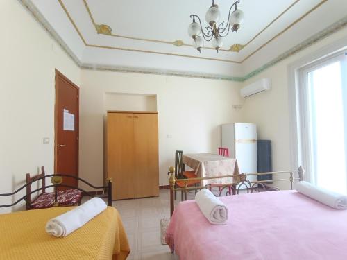 1 Schlafzimmer mit 2 Betten und einer Decke in der Unterkunft ALLOGGIO DEI MILLE in Palermo