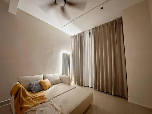 Sofá blanco en una habitación con ventana en 12pax-4Br3.5Ba2Lvr/BM/Juru/100in Proj/AutoCity/Ikea, en Simpang Ampat