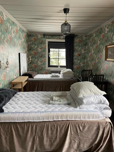 Un pat sau paturi într-o cameră la Villa Lyckan