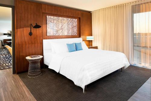 um quarto com uma grande cama branca e uma janela em Le Méridien Chicago - Oakbrook Center em Oak Brook