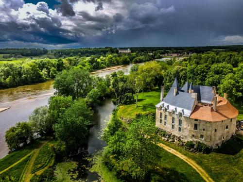 Saincaize-Meauce的住宿－Chambre au Château de Meauce, Marguerite de Meauce，享有河边古老建筑的空中景色