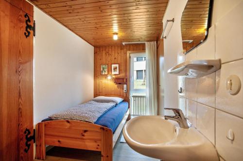 ein Bad mit einem Waschbecken und einem Bett in der Unterkunft Ferienhaus Rommel in Stiefenhofen