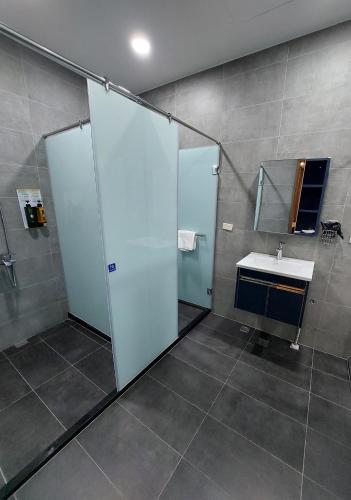 a bathroom with a shower and a sink at 清境依山舞林民宿 in Renai