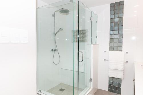 een douche met een glazen deur in de badkamer bij Garden Oasis 1 Villa With Private Pool in Four Roads