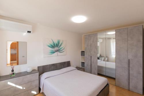 - une chambre avec un grand lit et une salle de bains dans l'établissement Casa Silvana - HelloElba, à Lacona