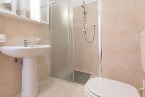 La salle de bains est pourvue d'une douche, d'un lavabo et de toilettes. dans l'établissement Casa Silvana - HelloElba, à Lacona