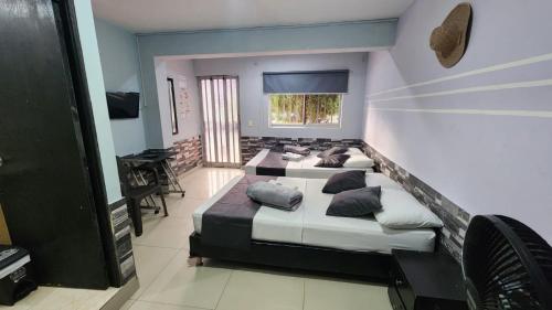 Postel nebo postele na pokoji v ubytování hotel medellin calasanz