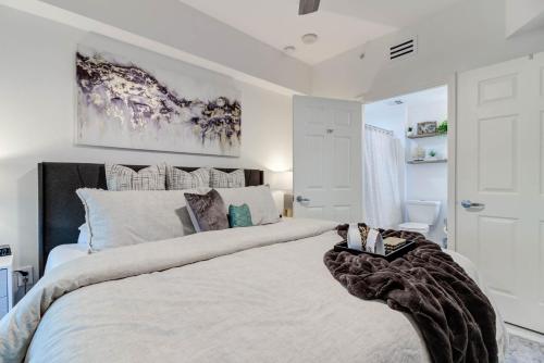 Katil atau katil-katil dalam bilik di Gorgeous Oceanview 3BR Luxury Condo - Latitude