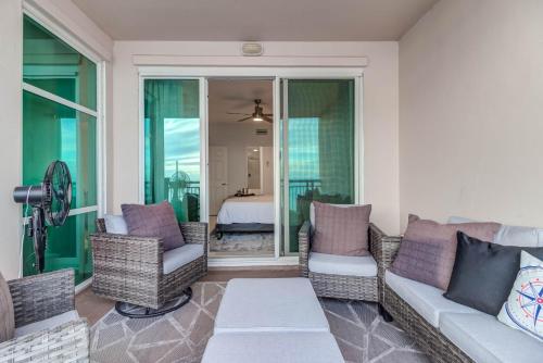 Ruang duduk di Gorgeous Oceanview 3BR Luxury Condo - Latitude