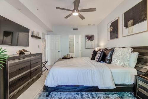 Katil atau katil-katil dalam bilik di Gorgeous Oceanview 3BR Luxury Condo - Latitude