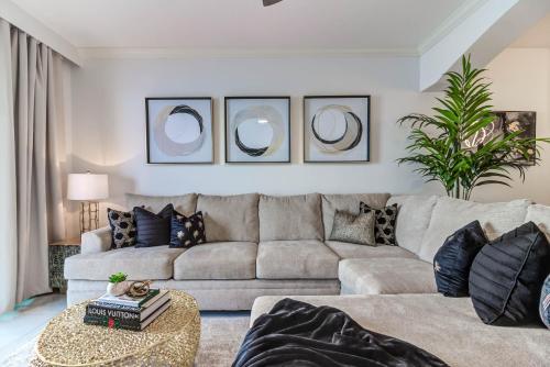 Ruang duduk di Gorgeous Oceanview 3BR Luxury Condo - Latitude
