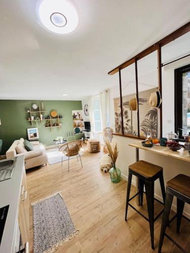 a kitchen and living room with a table and chairs at Le Cottage Breton, hypercentre historique StB in Saint-Brieuc