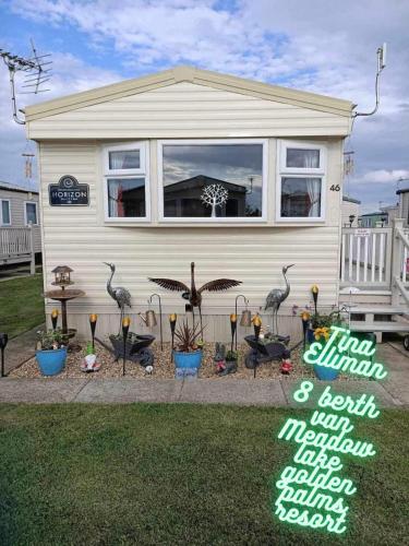 チャペル・セント・レオナルズにあるTina's caravan hireの小鳥居