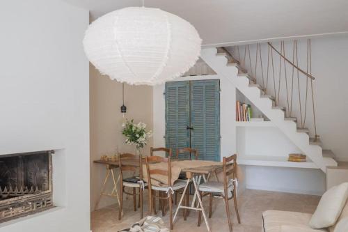 comedor con mesa y lámpara de araña en LA SUITE D’AMOUR Cucuron : une maison de village. en Cucuron