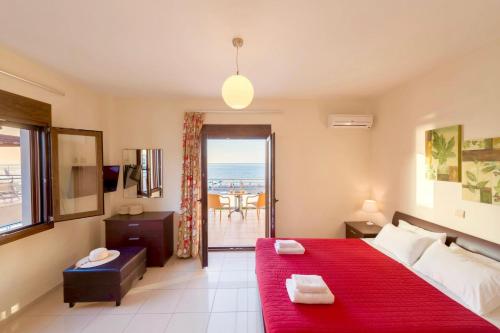 雷西姆農鎮的住宿－Villa Avra，一间卧室配有一张床,享有海景