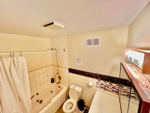 uma casa de banho com um WC e uma banheira em Private room with dedicated Bath in Newmarket - Free Parking em Newmarket