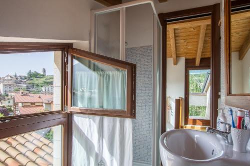 łazienka z umywalką i oknem w obiekcie Accogliente appartamento su 2 piani Rocca di Mezzo w mieście Rocca di Mezzo