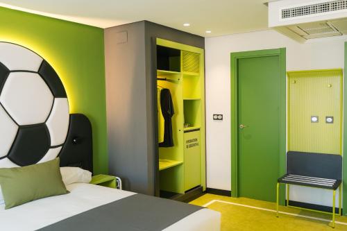 Un pat sau paturi într-o cameră la Hotel Magic Sports 4