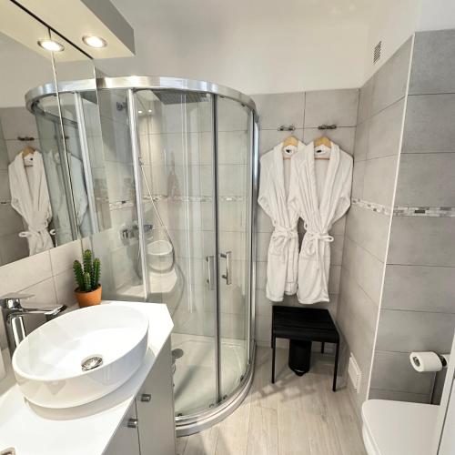une salle de bain avec une douche, un lavabo et des toilettes dans l'établissement Cannes vue mer, à Cannes