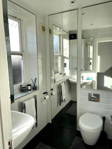 Salle de bains dans l'établissement Charming 2-bedroom house central London