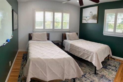 Postel nebo postele na pokoji v ubytování Waterfront Home on James Island