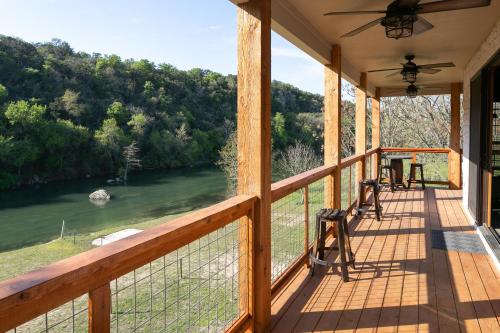 a screened porch with a view of a river at Lazy Southern Getaway in Canyon Lake
