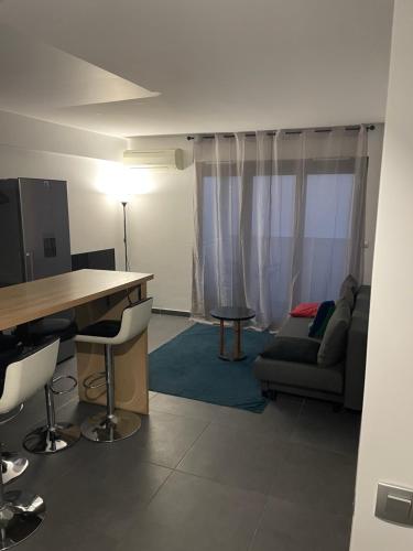 un salon avec une table et un canapé dans l'établissement Appartement moderne face gare St Charles, à Marseille