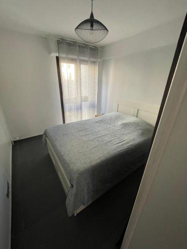 une chambre avec un lit et une fenêtre dans l'établissement Appartement moderne face gare St Charles, à Marseille